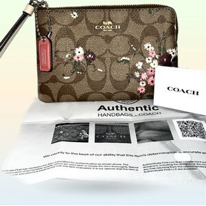 COACH CORNER ZIP WRISTLET IN SIGNATURE CANVAS WITH EVERGREEN FLORAL PRINT